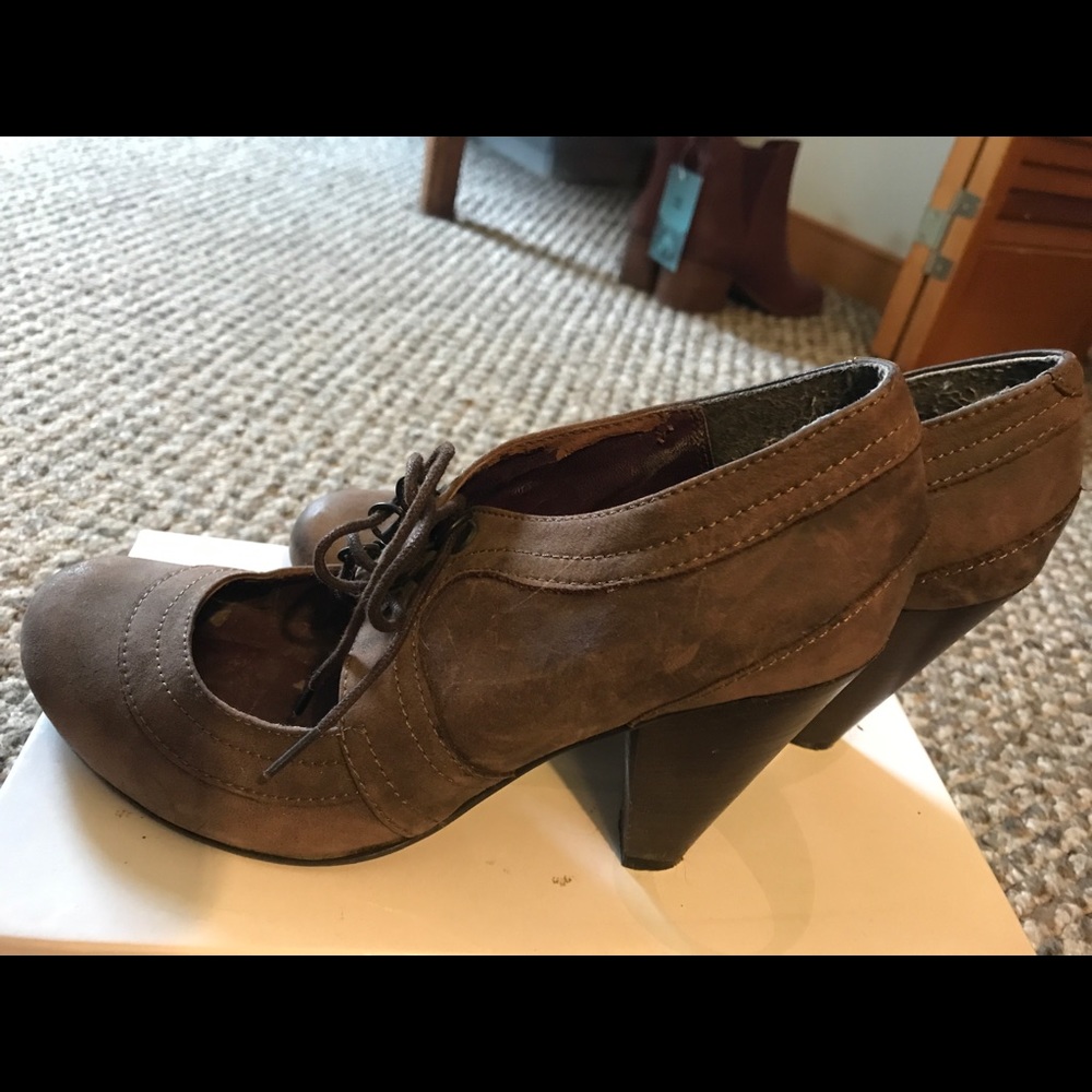 Also brown lace up shoes